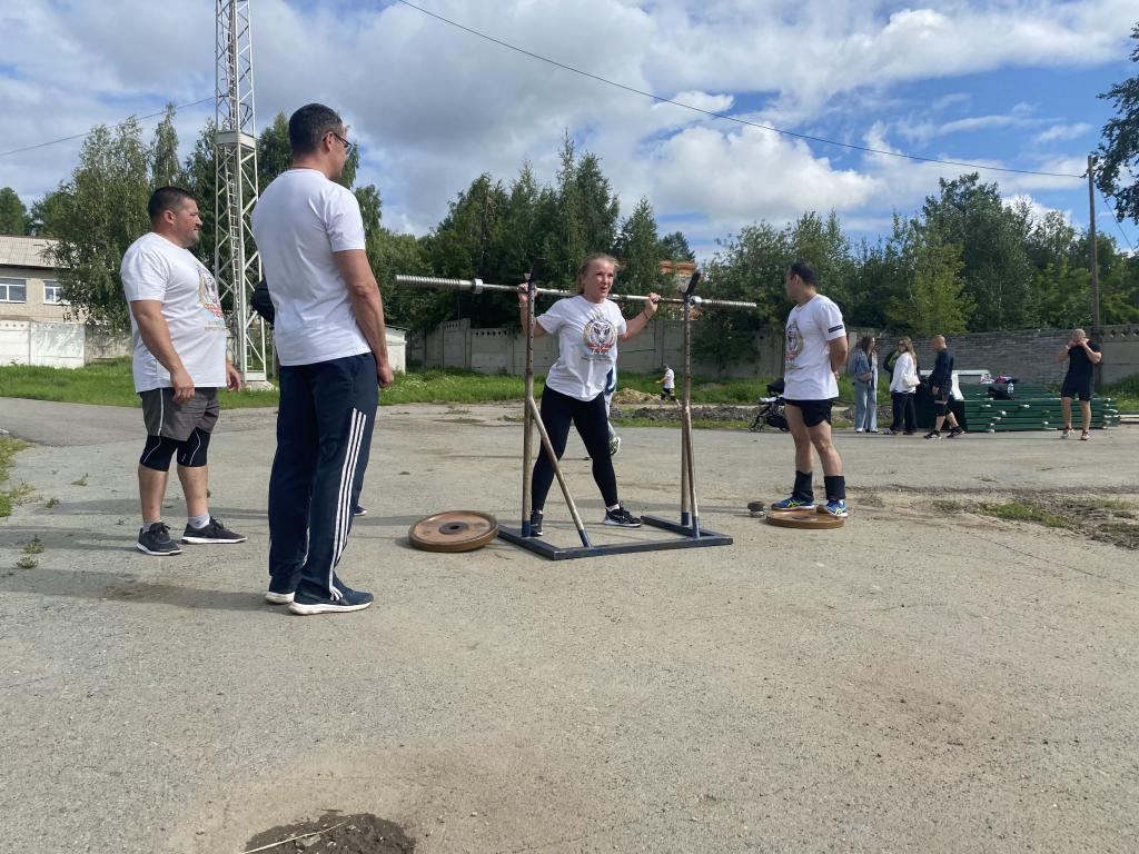 На "Гонке чемпионов" участники тягали гири, поднимали штанги. Фото: Анна Куприянова, "Глобус"
