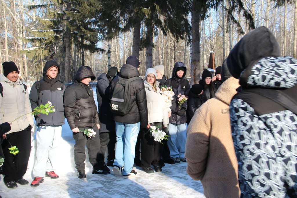 К мемориалу подошли ученик школы №23. Фото: Анна Куприянова, "Глобус"