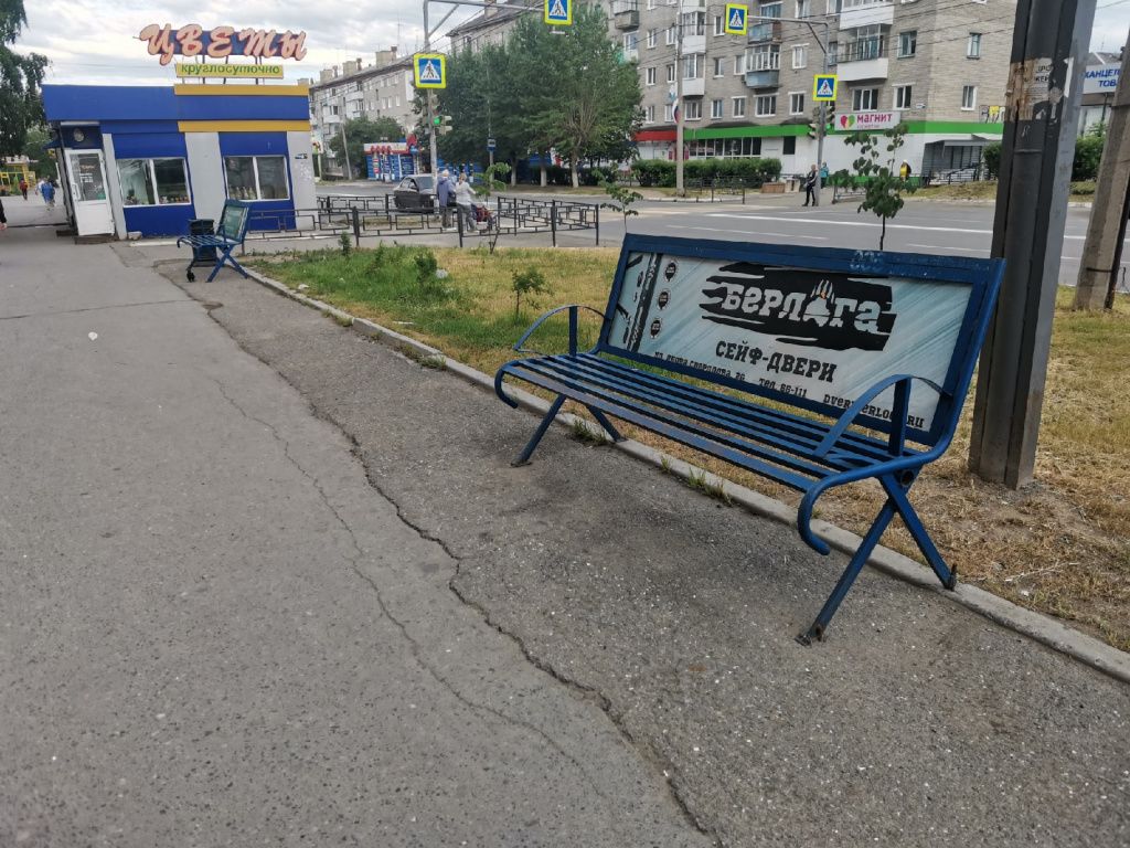 Металлические скамейки установили возле дома №175 по улице Ленина. Фото: Константин Бобылев, "Глобус"