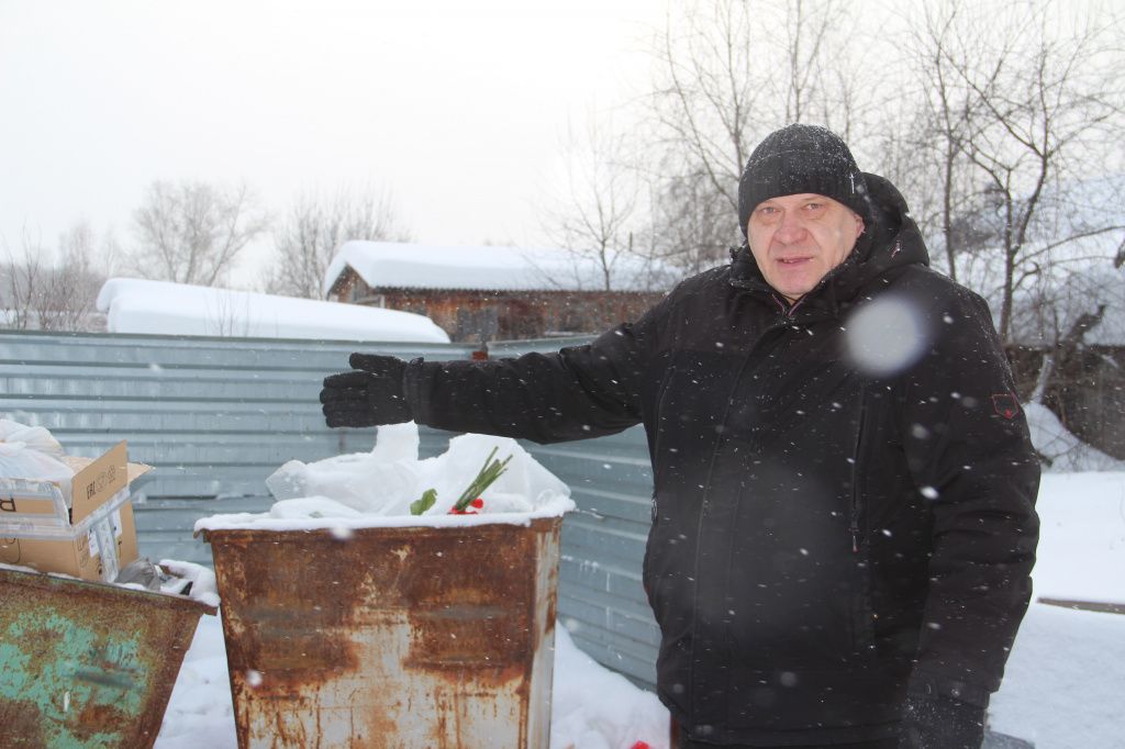 Владислав Пензин недоволен уборкой контейнерной площадки. Фото: Анна Куприянова, "Глобус"