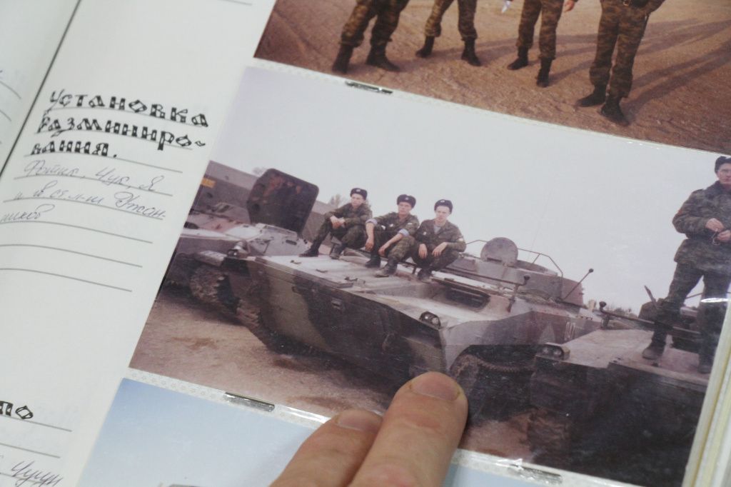 Илья Баталов показывает дембельский альбом. Здесь он на УР-77. Фото: Константин Бобылев, "Глобус"