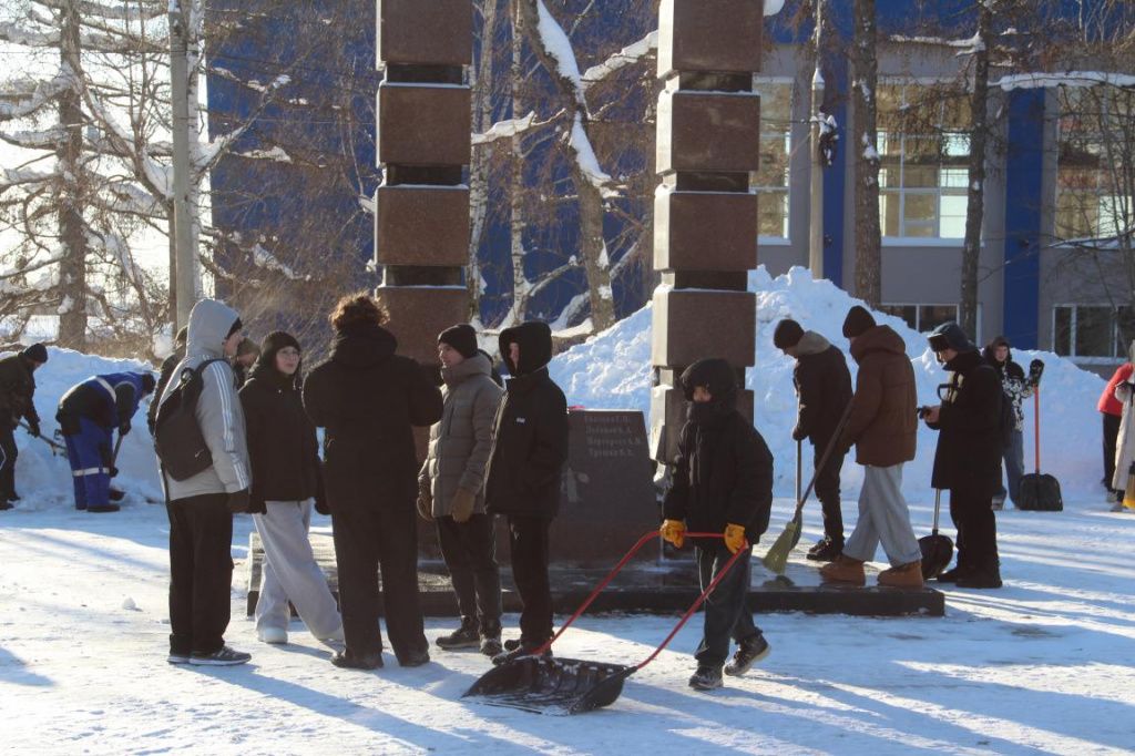 Уборка мемориалов от снега прошла 6 февраля. Фото: Анна Куприянова, "Глобус"