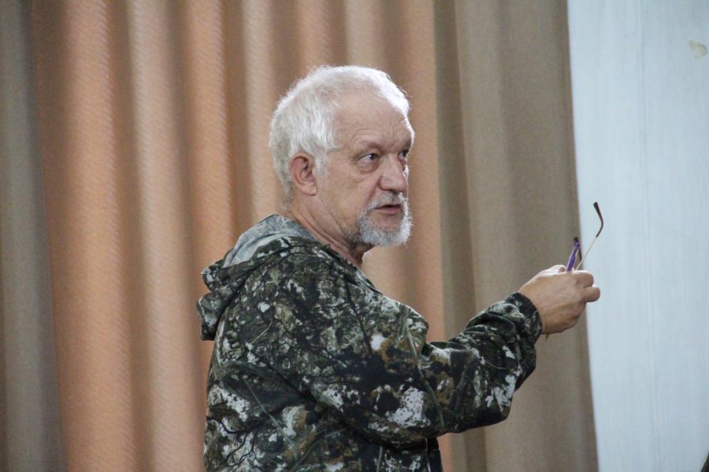 Сергей Азаров задал мэру несколько вопросов о главных проблемах микрорайона. Фото: Анна Куприянова, "Глобус"