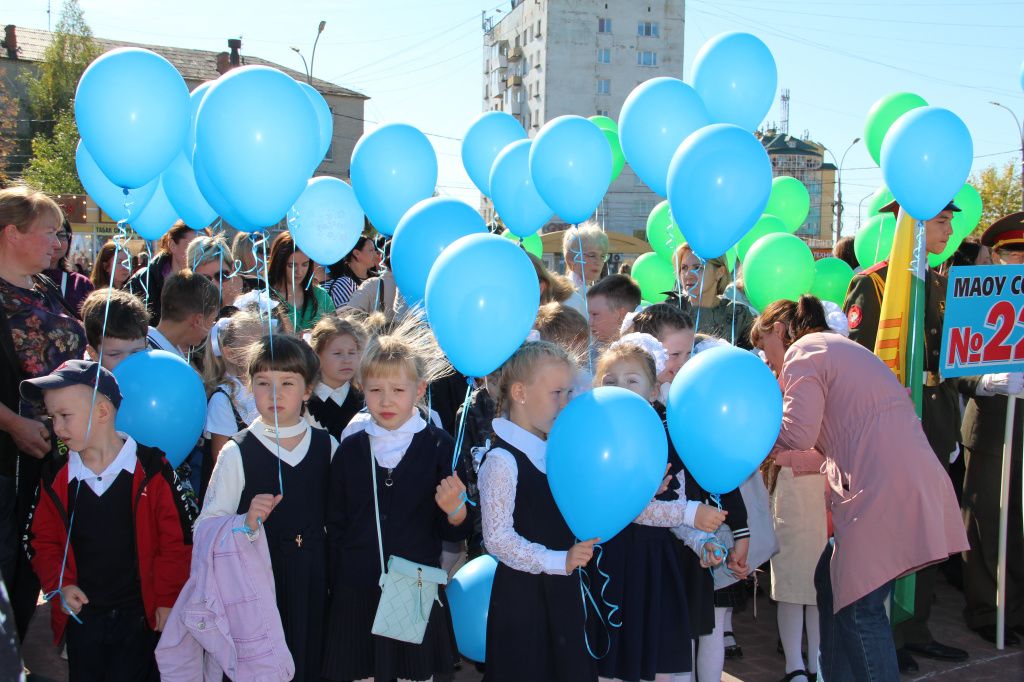 Сотни мальчишек и девчонок собрались на площади Преображенской. Фото: Анна Куприянова, "Глобус"