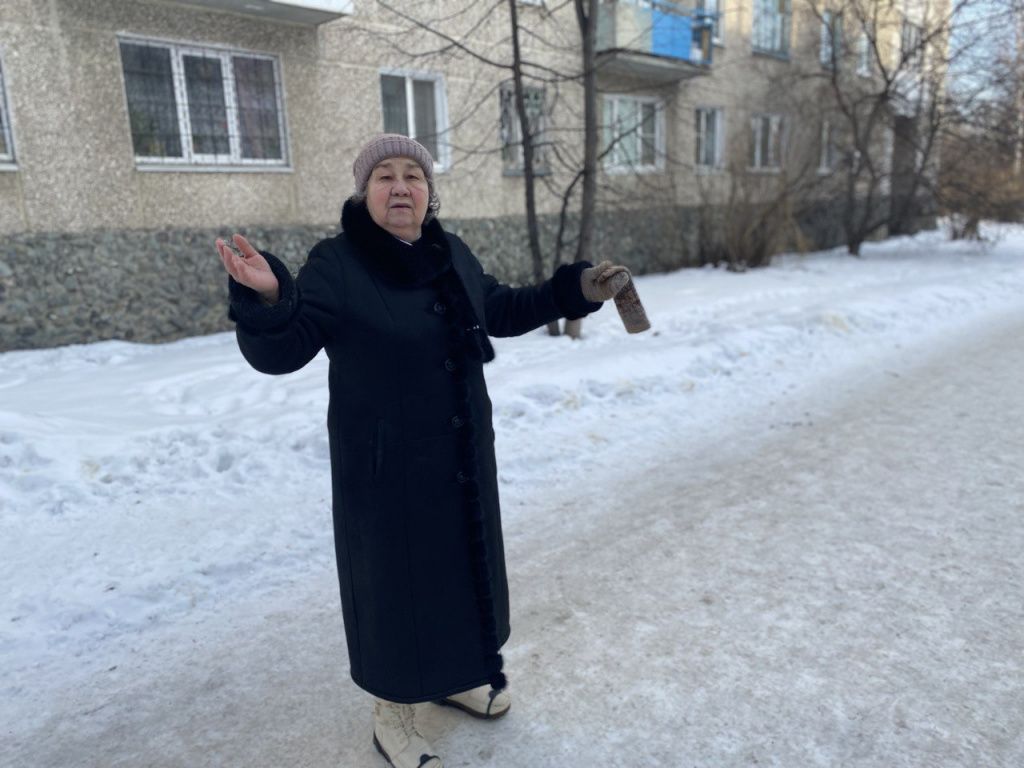Ольга Александровна утверждает, что возле дома № 4 по улице Рабочей молодежи никогда не было проезжей части. Фото: Анна Куприянова, "Глобус"