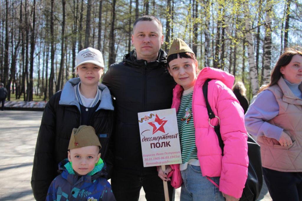 Екатерина Сочилина пришла на мемориал с мужем Алексеем, дочерью Полиной и сыном Ильей. Фото: Константин Бобылев, "Глобус"