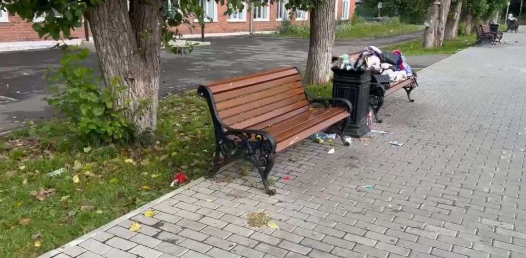 Мусор валяется не только на земле, но и на лавочках. Скриншот видео, которого предоставила читательница "Глобуса"