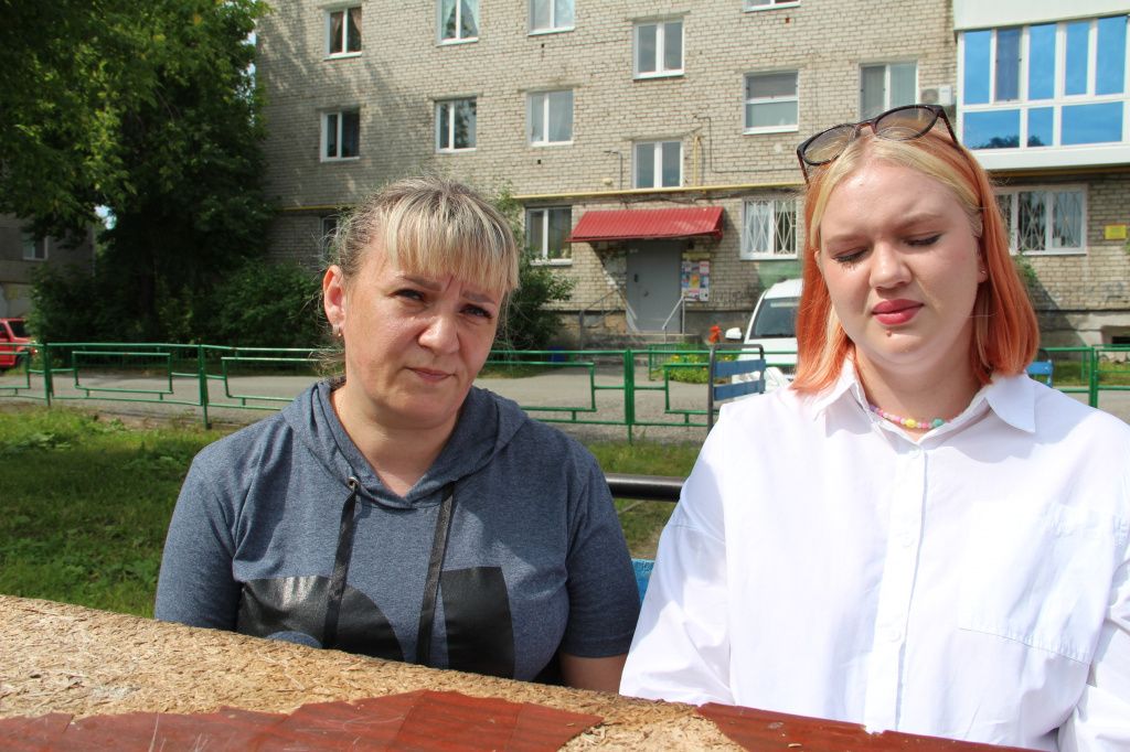 На защиту полюбившегося воспитателя горой встали родители. Для этого Любовь Казанцева (слева) ходила на прием к заведующей детским садом №2 "Родничок". Фото: Анна Куприянова, "Глобус"