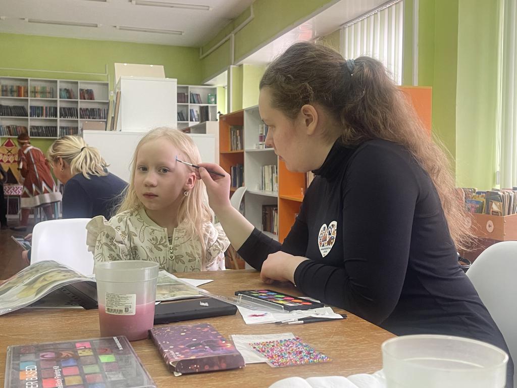 Всем желающим бесплатно рисовали на лице и руках. Фото: Анна Куприянова, "Глобус"