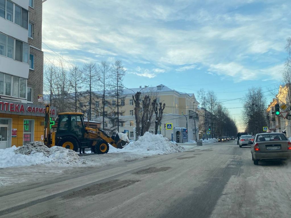 Утром 21 февраля техника работала на тротуаре улицы Ленина. Фото: Анна Куприянова, "Глобус"