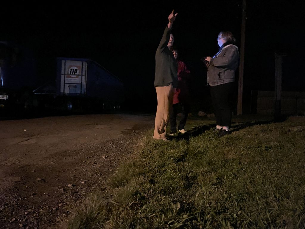 По словам жителей, вопрос о безопасности на дороге люди поднимали в декабре 2024 года. В августе 2025 года ничего не изменилось. Фото: Анна Куприянова, "Глобус"