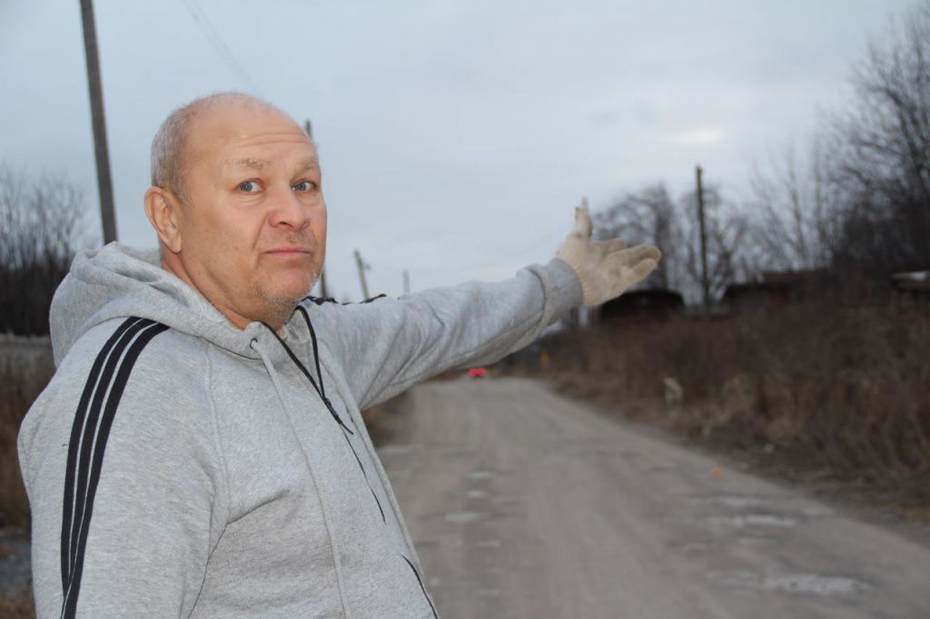 Виталий Токарев купил участок около трех лет назад. Все эти годы не может решить вопрос размещением контейнерной площадки. Фото: Анна Куприянова, "Глобус"