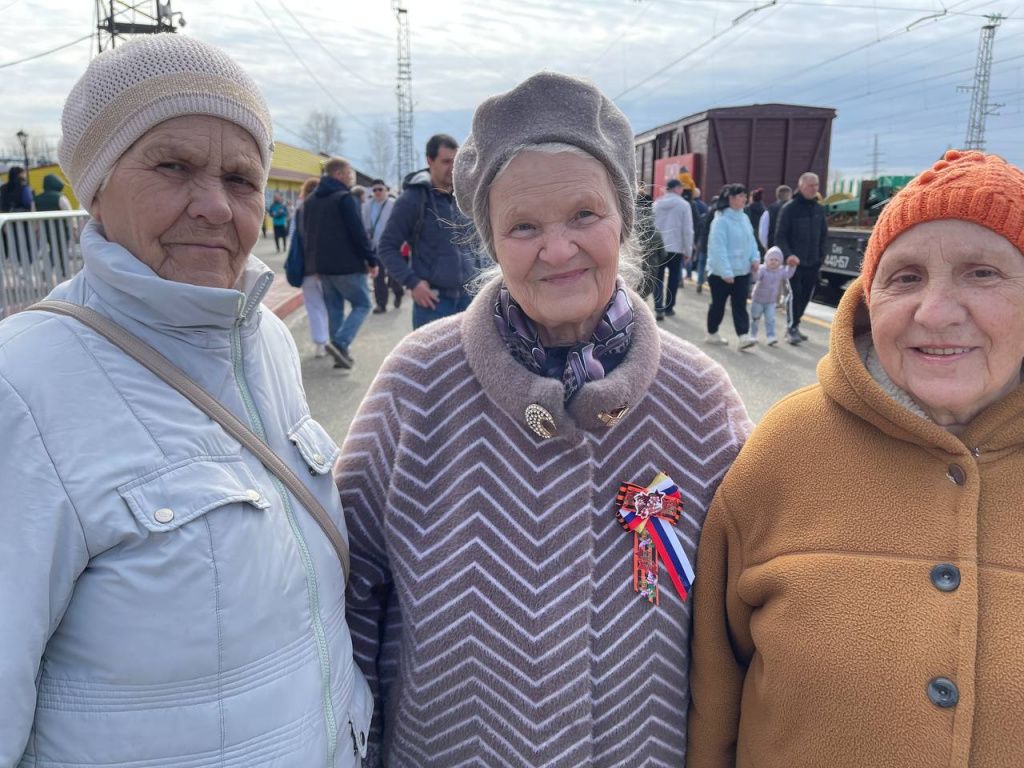 На прибытие поезда пришли посмотреть Нина Шеина (слева), Раиса Петрова и Галина Шабалина. Фото: Анна Куприянова, "Глобус"