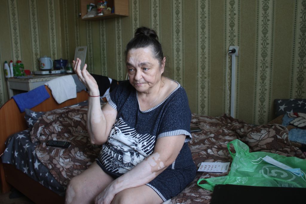 Светлана Михайловна не понимает, почему серовские врачи не направляют ее на МРТ и КТ. Фото: Мария Чекарова, "Глобус"