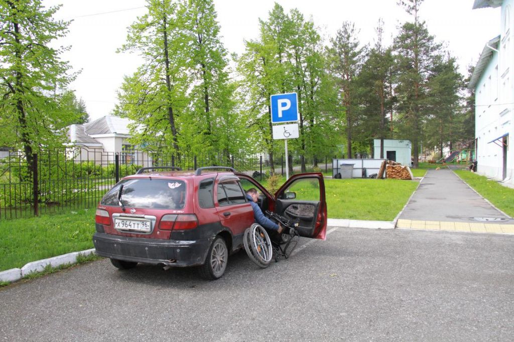 Парковка для инвалидов возле ДК, по словам Андрея, уже нормативов. Фото: Константин Бобылев, "Глобус"
