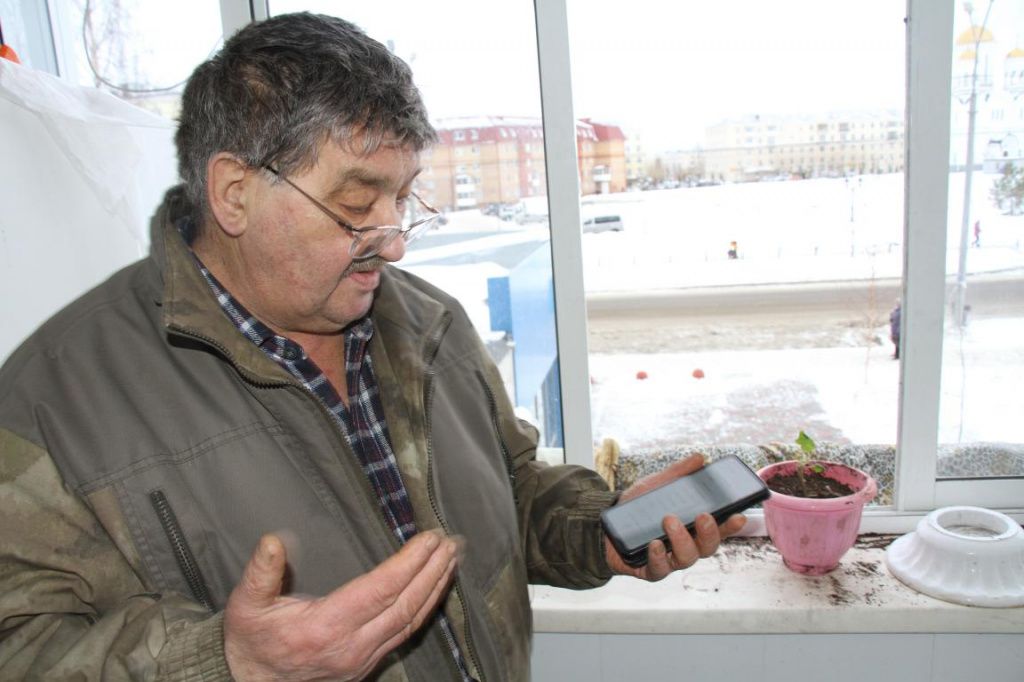 У Анатолия Губина в телефоне сохранены выдержки из нормативных актов, на которые он опирается. Фото: Константин Бобылев, "Глобус"