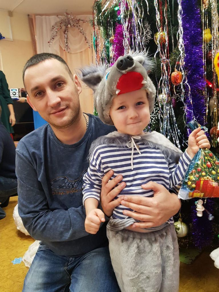 Виталий с сыном Кириллом на новогоднем утреннике в детском саду. Фото из личного архива Виталия Митрофанова