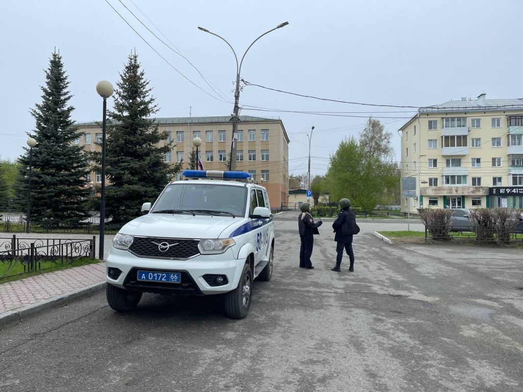 Сотрудники полиции перекрыли подъезд к мэрии со стороны улицы Ленина. Фото: Анна Куприянова, "Глобус"