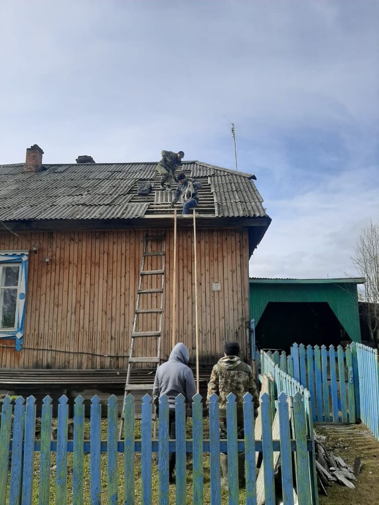 Работы по ремонту крыши начались 8 мая. Все восстановили за рабочий день. Фото: Светлана Нелогова