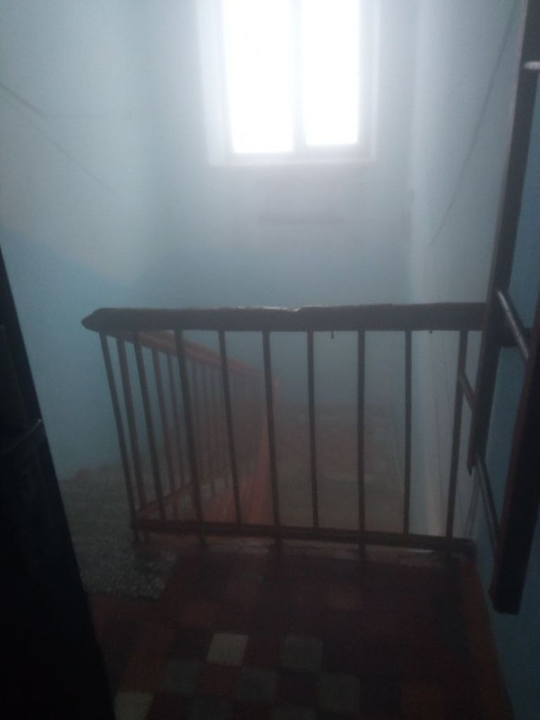 Из-за коммунальной аварии в подъезде парит. Фото: Галина Конева Из-за коммунальной аварии в подъезде парит. Фото: Галина Конева