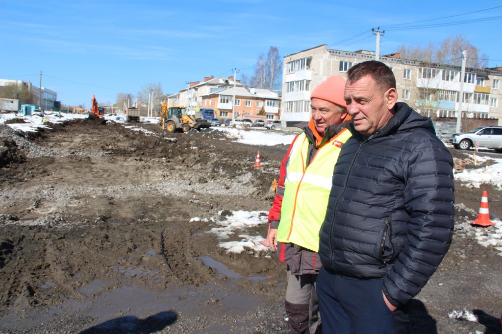 Виктор Зинов (справа) отметил, что ходу работ мешают некоторые дома. Фото: Анна Куприянова, "Глобус" 