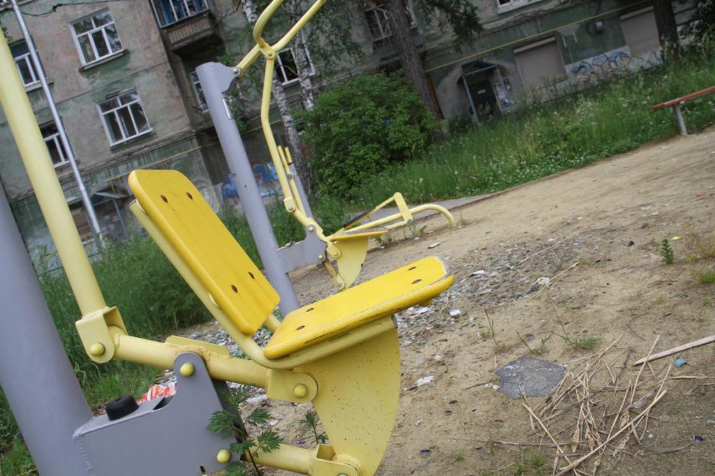 Площдка заросла бурьяном и мусором. Фото: Константин Бобылев, "Глобус"
