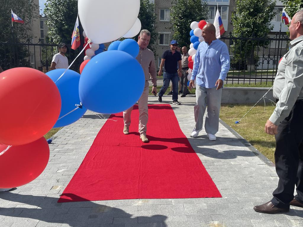 Открытие сквера прошло без разрезания ленты, но с красной дорожкой. Фото: Анна Куприянова, "Глобус"