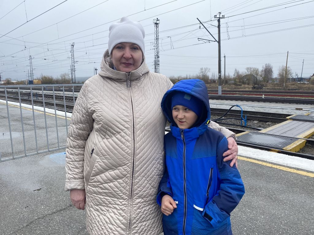 Антонина Борисовна с внуком Дмитрием пришла посмотреть на прибытие поезда. Фото: Анна Куприянова, "Глобус"