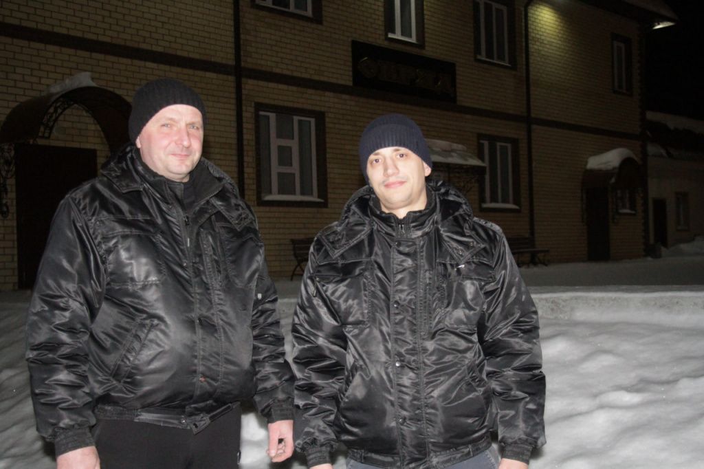 Дмитрий и Александр не первый год работают в “Обряде”, но оба признаются, что есть вещи, к которым привыкнуть нельзя. Фото: Константин Бобылев, “Глобус”