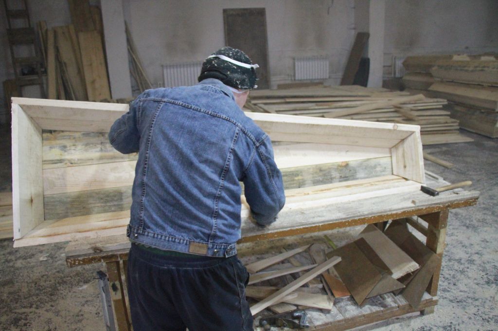 Несмотря на рост цен на древесину, “Обряд” не повышает стоимость гробов. Фото: Константин Бобылев, “Глобус”