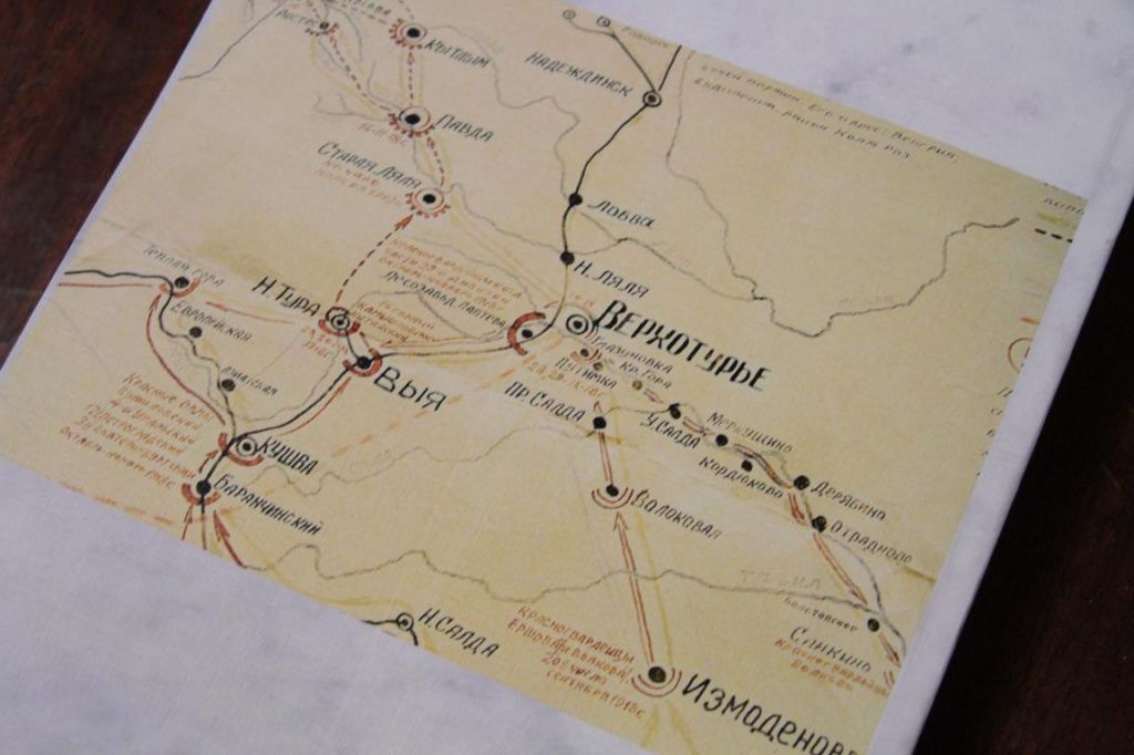 На обложку книги помещена карта боевых действий, развернувшихся в районе Верхотурья. Фото: Константин Бобылев, "Глобус"