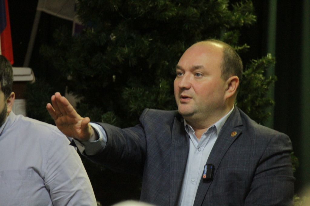 На вопросы людей отвечал главврач больницы Иван Болтасев. Фото: Константин Бобылев