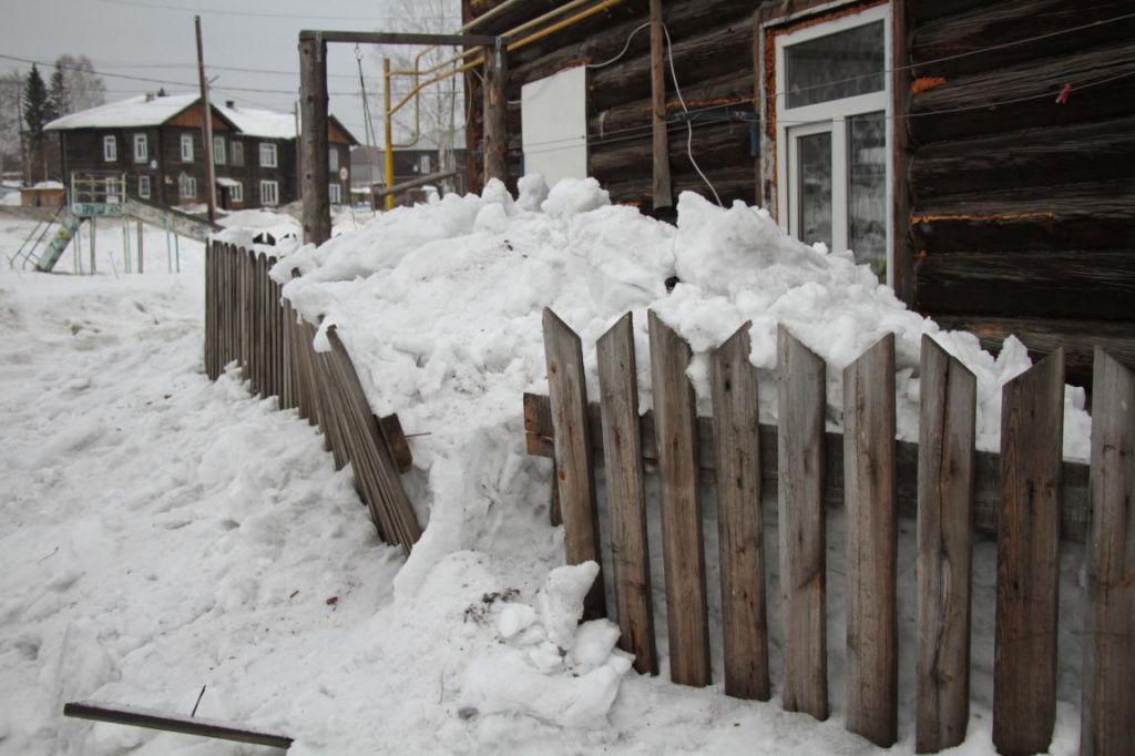 Коммунальщики сломали забор. Фото: Константин Бобылев, "Глобус"