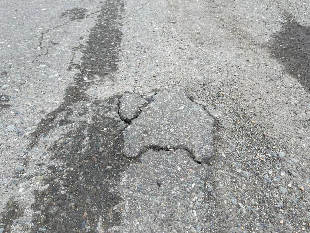 Сразу заметить неровность на дороге сложно. Фото: Анна Куприянова, "Глобус"