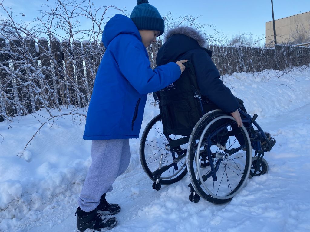С инвалидной коляской во двор дома №46 по улице Кирова не заехать. Фото: Анна Куприянова, "Глобус"