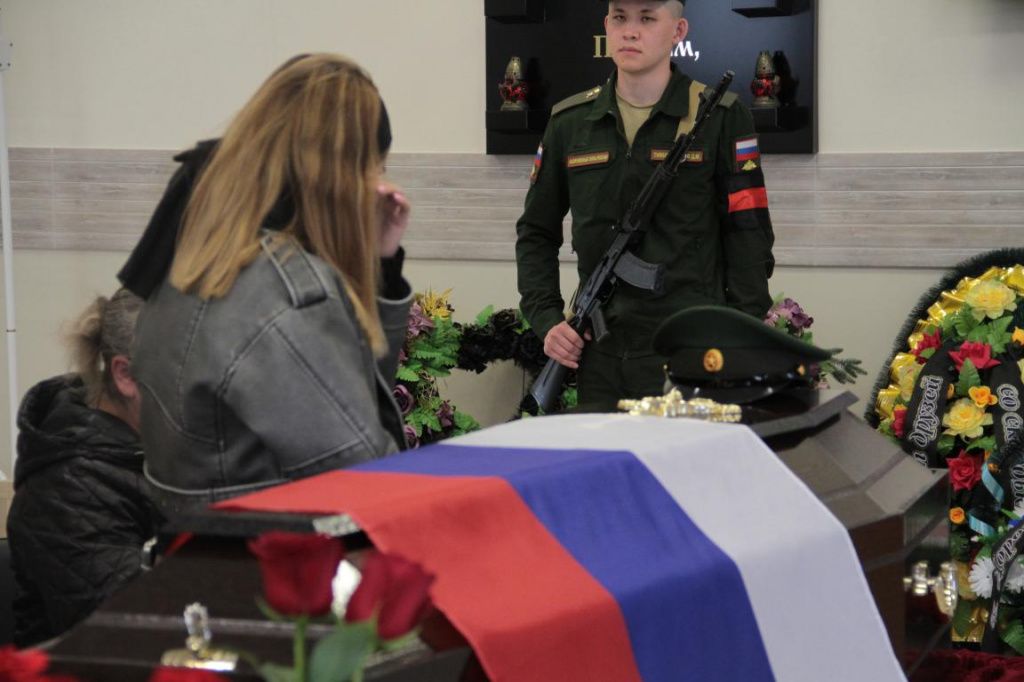 Супруга перед началом церемонии не отходила от гроба. Фото: Константин Бобылев, "Глобус" Супруга перед началом церемонии не отходила от гроба. Фото: Константин Бобылев, "Глобус"