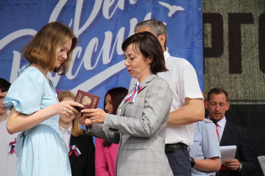 Школьникам вручили их первые паспорта. Фото: Константин Бобылев, "Глобус"