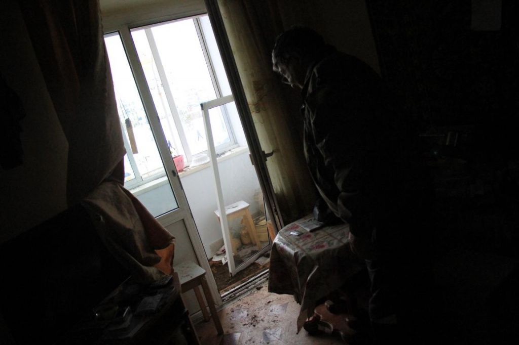 Беспорядок, оставшийся в квартире и на лоджии после конфликта. Фото: Константин Бобылев, "Глобус"