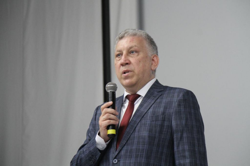 Участников ярмарки поприветствовал Валерий Губин, директор Серовского центра занятости населения. Фото: Константин Бобылев, "Глобус"