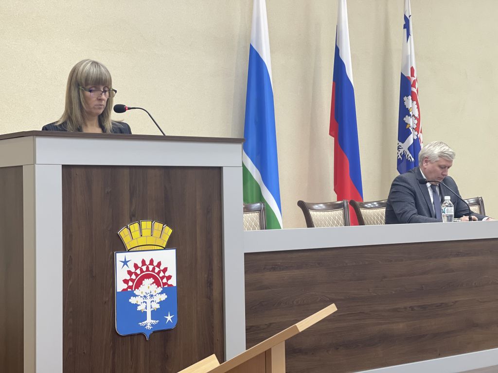 На публичных слушаниях выступила начальник финуправления Наталья Иванова. Фото: Анна Куприянова, "Глобус"