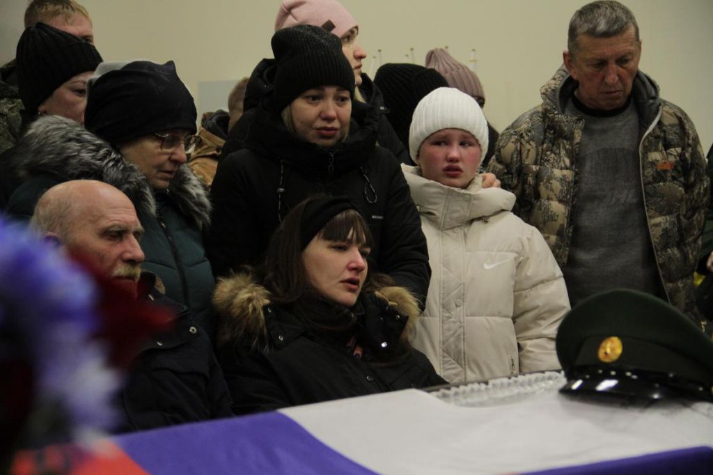 Возле гроба собрались родные и близкие мужчины. Фото: Константин Бобылев, "Глобус"