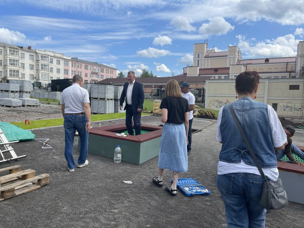 Во время объездов Василий Витальевич сам лично проверял работу подрядчиков. Фото: Анна Куприянова, архив "Глобуса"