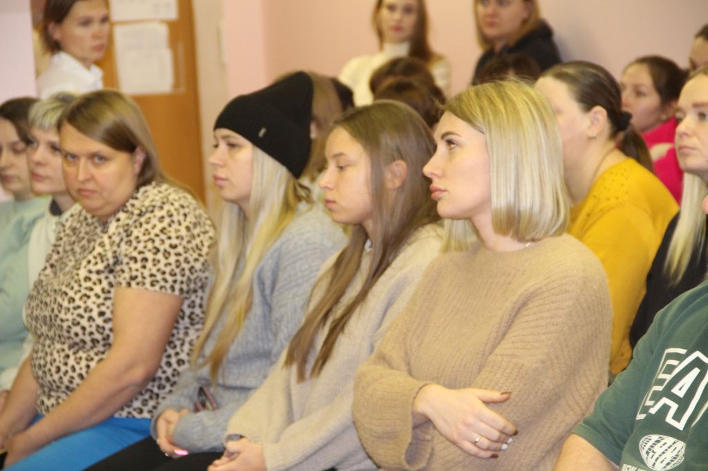 Собравшимся рассказали, что через два года их дети могут вновь вернуться в это здание, если оно станет школой. Фото: Анна Куприянова, "Глобус"