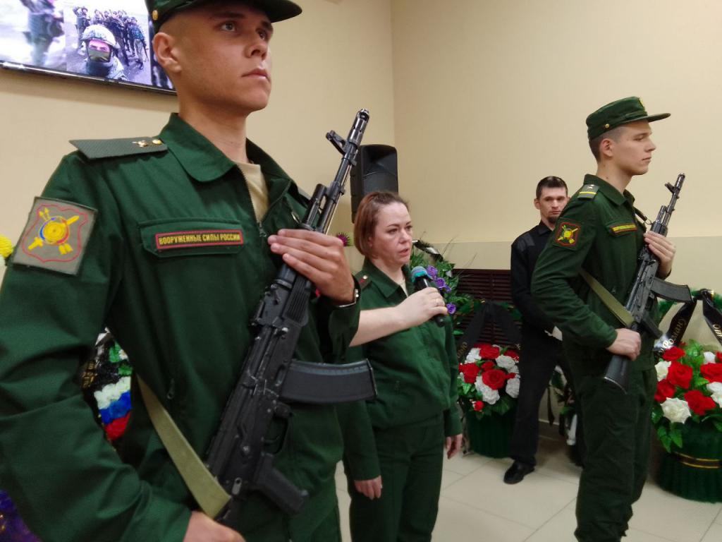 Военком Татьяна Чебыкина заверила, что родные погибшего могут рассчитывать на всестороннюю поддержку. Фото: Анна Куприянова, "Глобус" Военком Татьяна Чебыкина заверила, что родные погибшего могут рассчитывать на всестороннюю поддержку. Фото: Анна Куприянова, "Глобус"