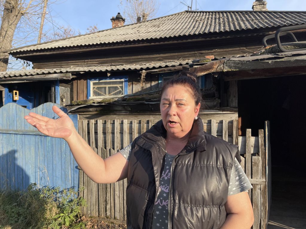 Зульфия Суманеева подчеркивает - дом находится между четырех пилорам. Фото: Анна Куприянова, "Глобус"