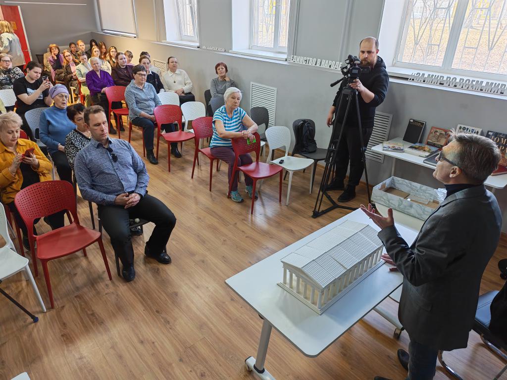 На лекцию пришли слушатели разных возрастов. Искусствовед отмечает, что главное - заинтересованность. Фото: Константин Бобылев, "Глобус"