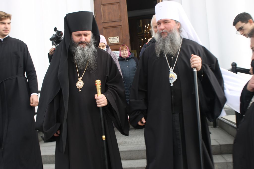 Божественную литургию возглавили митрополит Евгений (справа) и епископ Феодосий (справа). Фото: Мария Чекарова, "Глобус"