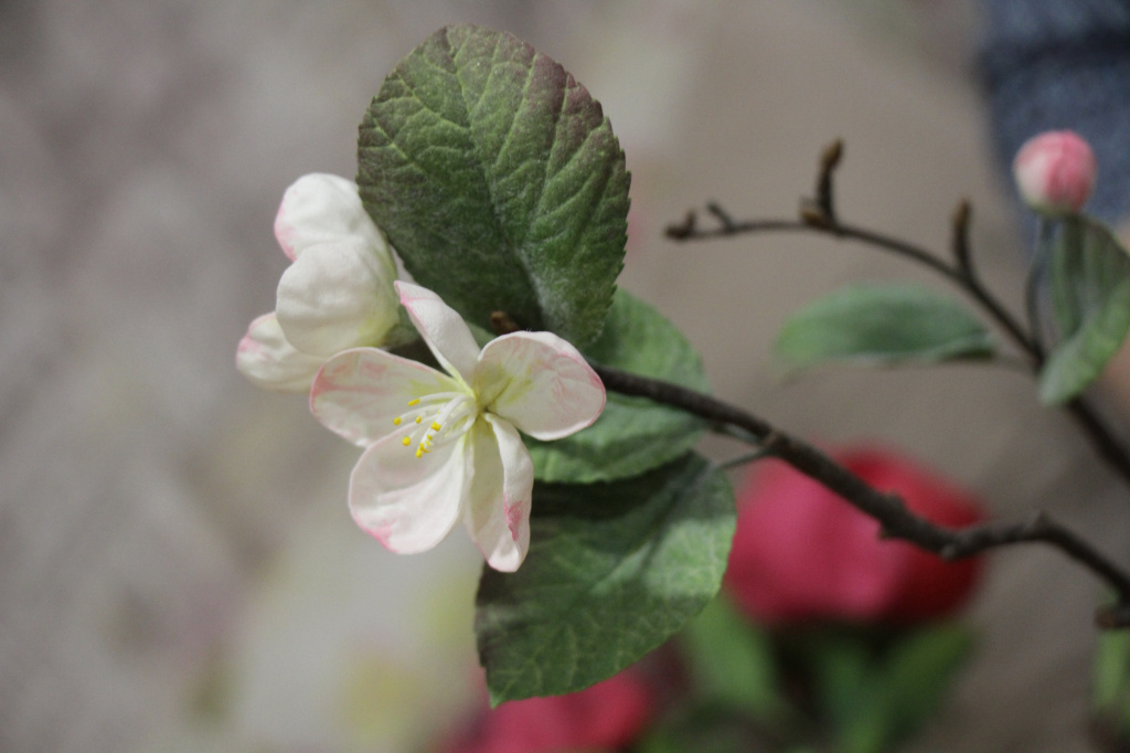 Яблоня. Цветок и листики - искусственные, веточка - настоящая. Фото: Константин Бобылев, "Глобус"