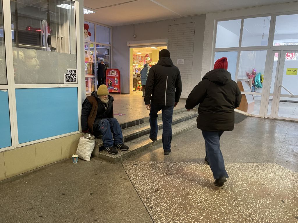 В основном Павел сидит на ступенях. Людям досаждает запах немытого тела. Фото: Анна Куприянова, "Глобус"