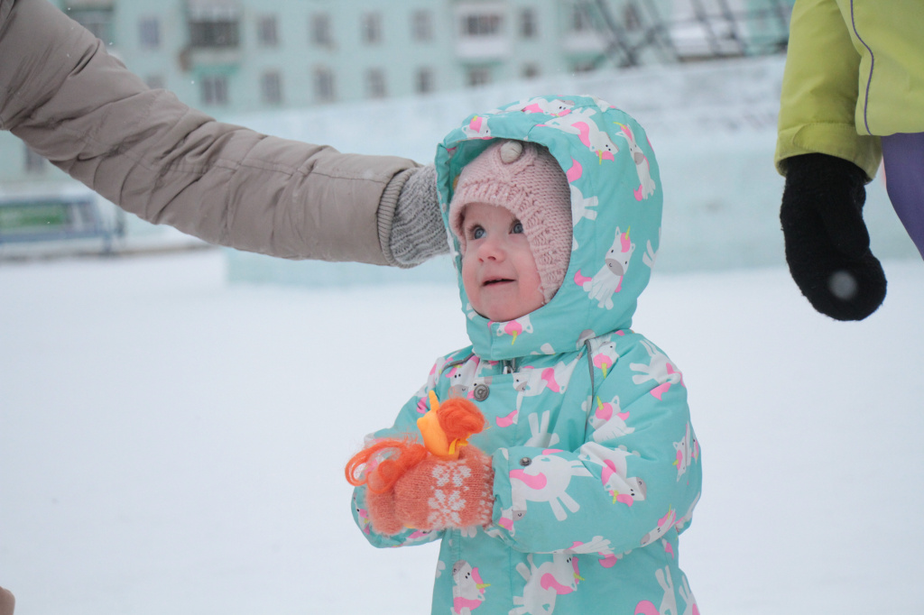 В подарок малышка Лиза получила игрушечного единорожку. Фото: Константин Бобылев, "Глобус"